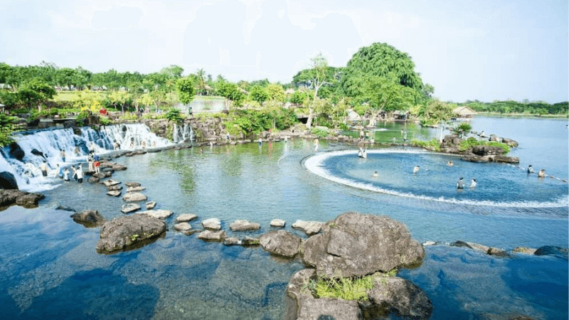 Khu du lịch Suối Mơ với hồ nước xanh và cảnh quan tươi đẹp
