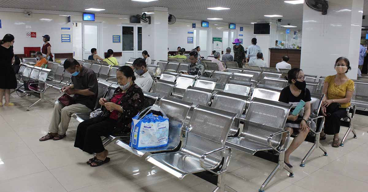 Khu vực sảnh chờ hiện đại tại Bệnh viện Y học Cổ truyền Trung ương, nơi đón tiếp bệnh nhân thăm khám các chuyên khoa.