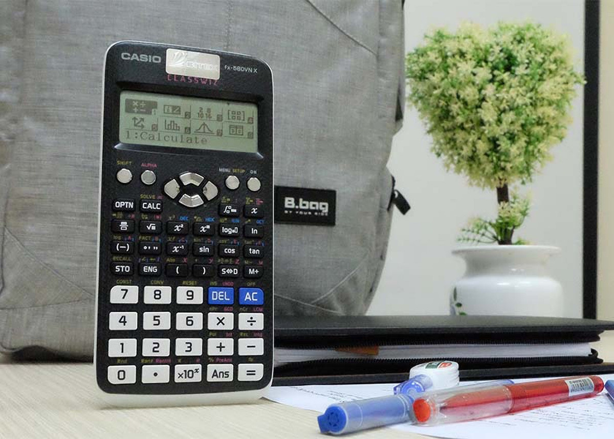 Kiểm tra tình trạng pin máy tính Casio FX-580VN để biết khi nào cần thay pin