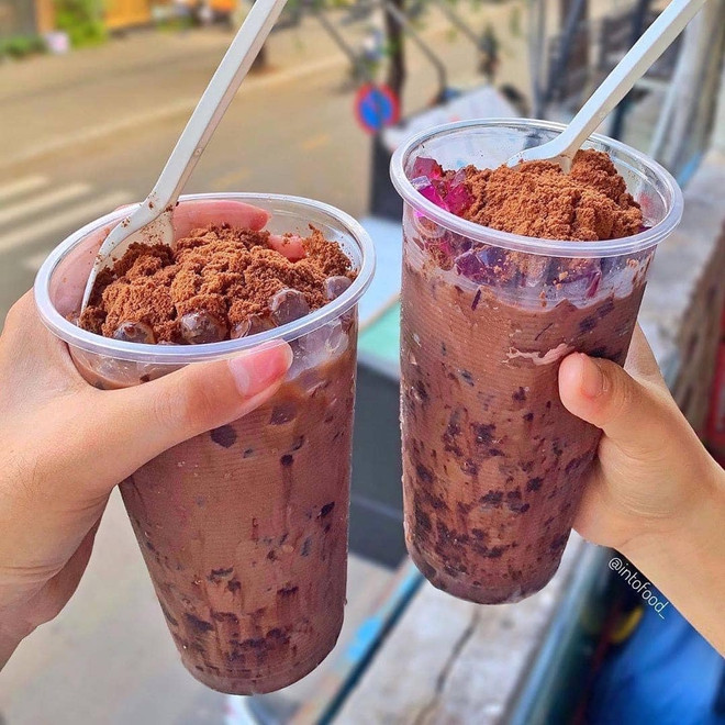 Ly cacao dầm đá mát lạnh tại tầng trệt chung cư 42 Tôn Thất Thiệp, món uống giải khát được ưa chuộng.