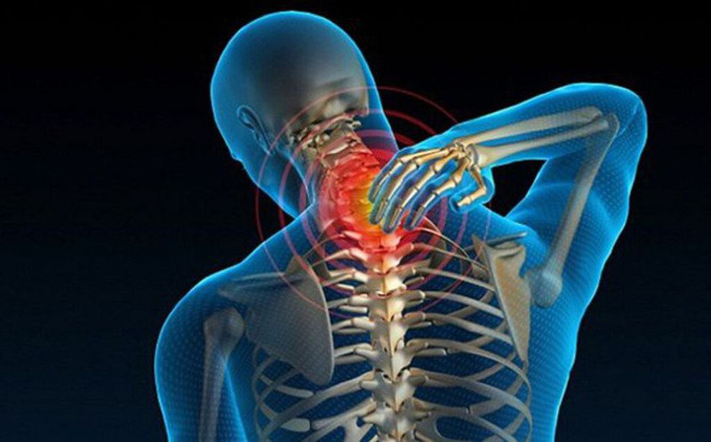 Một người phụ nữ lớn tuổi bị tê bì tay chân, có thể là triệu chứng của bệnh thoái hóa đốt sống cổ