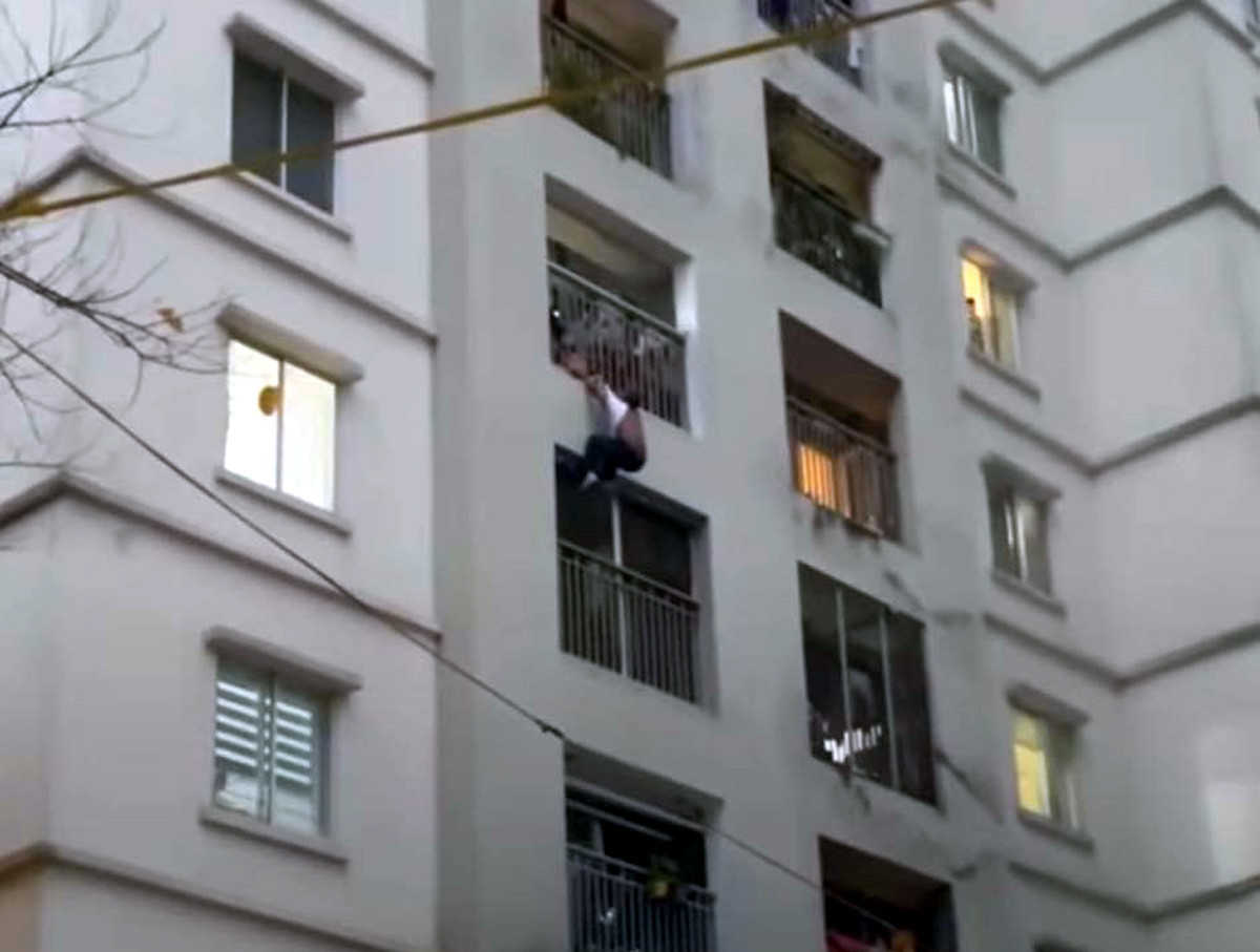 Người đàn ông ngoại quốc cố gắng vượt qua lan can tại chung cư Bắc Linh Đàm tầng 5, thu hút sự chú ý của cộng đồng.