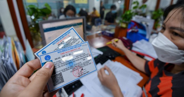 Người đang giao dịch tại cơ quan Bảo hiểm xã hội