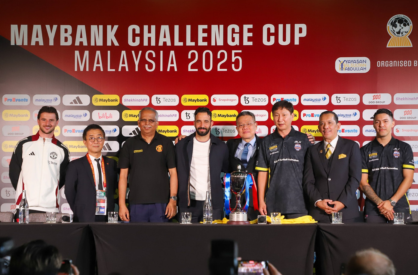 Người hâm mộ xem trực tiếp ASEAN All Stars vs MU qua màn hình lớn tại sân vận động Bukit Jalil