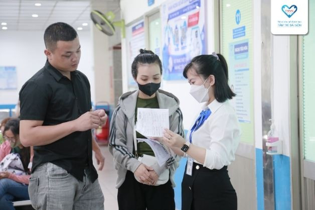 Người tìm việc đang nộp hồ sơ, nhấn mạnh nhu cầu khám sức khỏe