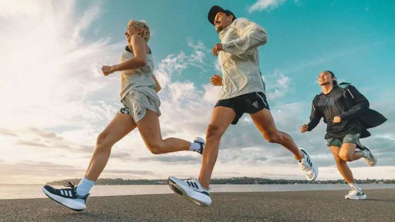 Người trung niên chạy bộ nâng cao sức khỏe tim mạch và xương khớp