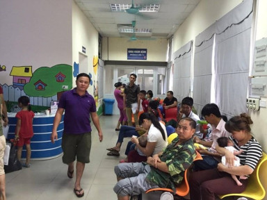 Phụ huynh và bệnh nhi chờ khám tại khoa khám bệnh Bệnh viện Nhi Trung ương Hà Nội