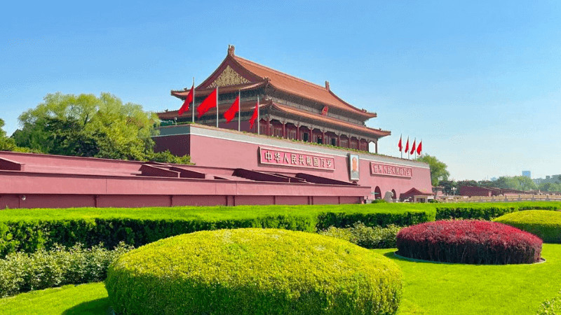 Quảng trường Thiên An Môn ở đâu trong lòng thủ đô Bắc Kinh, với kiến trúc cổ kính và không gian rộng lớn.