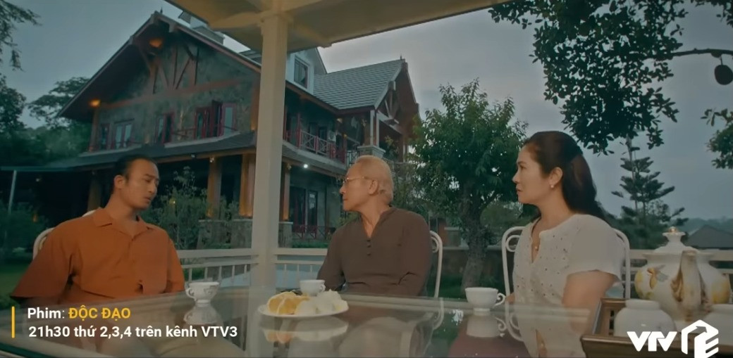 Sân cỏ rộng lớn trước dinh thự, bối cảnh quen thuộc của phim Độc Đạo