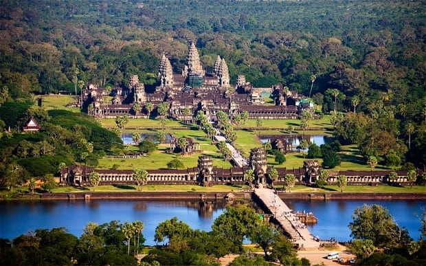 Toàn cảnh quần thể di tích đền Angkor từ trên cao, thể hiện kiến trúc cổ kính và hào nước bao quanh
