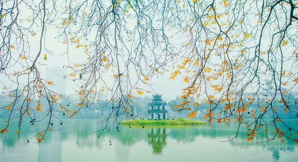 Toàn cảnh vẻ đẹp thơ mộng của Hồ Hoàn Kiếm ở đâu trung tâm thủ đô Hà Nội vào buổi sáng sớm