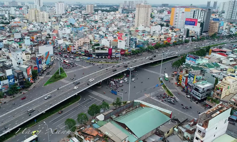 Tổng quan giao lộ ngã tư Hàng Xanh sầm uất, nơi kết nối các tuyến đường chính.