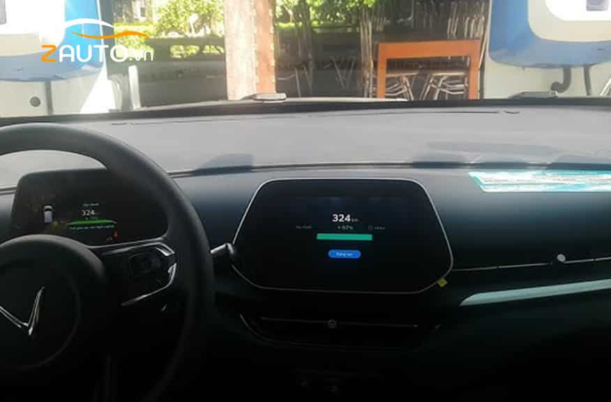 VinFast VF5 Plus màu trắng di chuyển trên đường