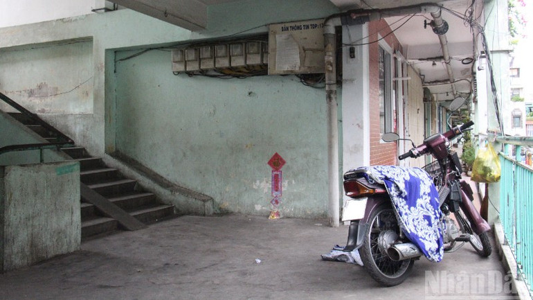 Xe máy trên cầu thang chung cư cũ