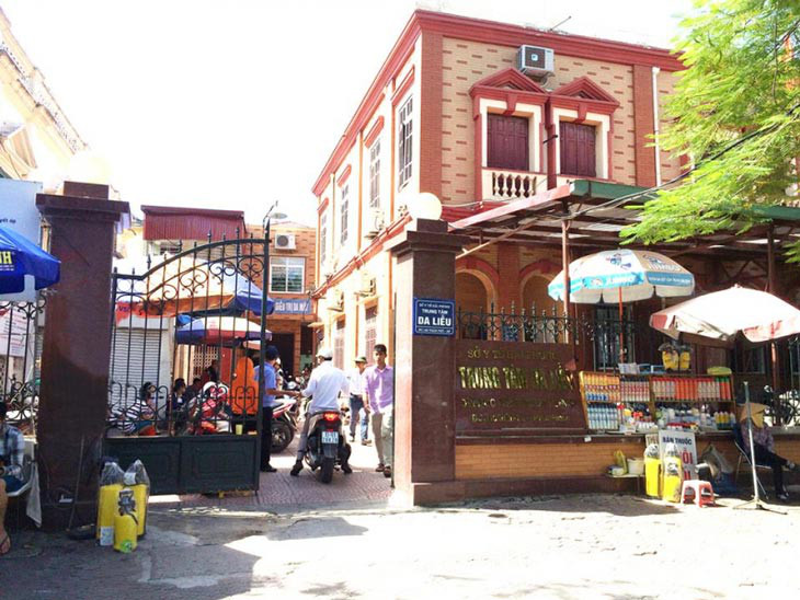 Bác sĩ da liễu tại Bệnh viện Da liễu Hải Phòng đang thăm khám cho bệnh nhân