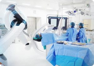 Bác sĩ tại TP.HCM đang thực hiện khám lâm sàng cho người cần khám sức khỏe theo Thông tư 32