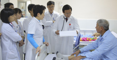 Bác sĩ thăm khám tận tình tại Bệnh viện Đại học Y Hà Nội