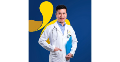 Bác sĩ Tống Thanh Hải, chuyên gia thẩm mỹ mắt hàng đầu, đang tư vấn cho khách hàng.