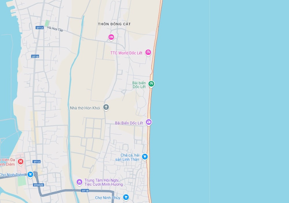 Bãi biển Dốc Lết nhìn từ trên cao với cát trắng và nước biển xanh ngắt