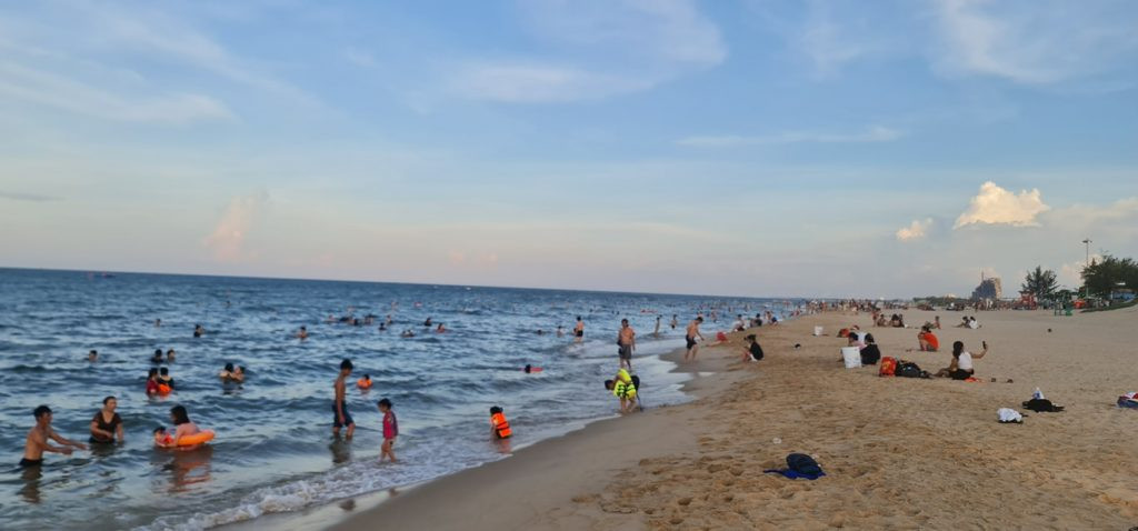 Bãi biển Nhật Lệ Đồng Hới Quảng Bình yên bình lúc hoàng hôn