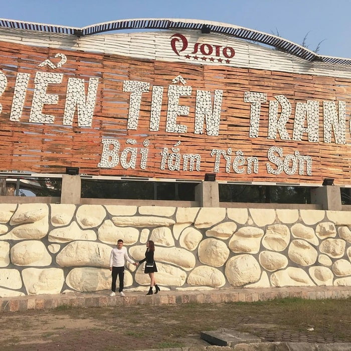 Bãi biển Tiên Trang Thanh Hóa với bờ cát trắng và hàng dừa xanh