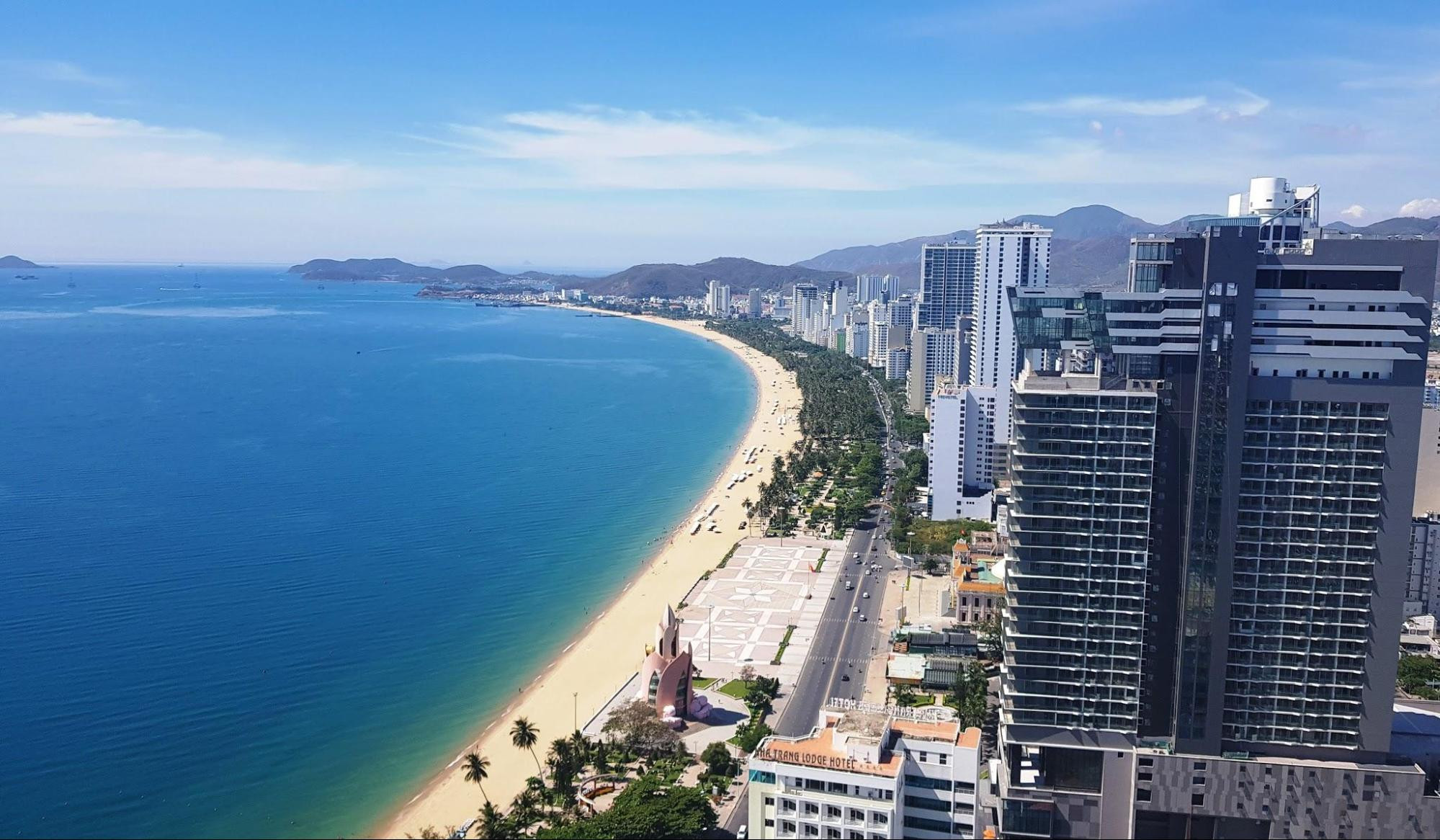 Bãi biển trung tâm Nha Trang sầm uất nhìn từ trên cao, minh họa vị trí biển Nha Trang ở đâu và sự phát triển du lịch.