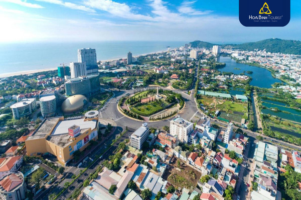 Bãi biển Vũng Tàu với du khách tản bộ