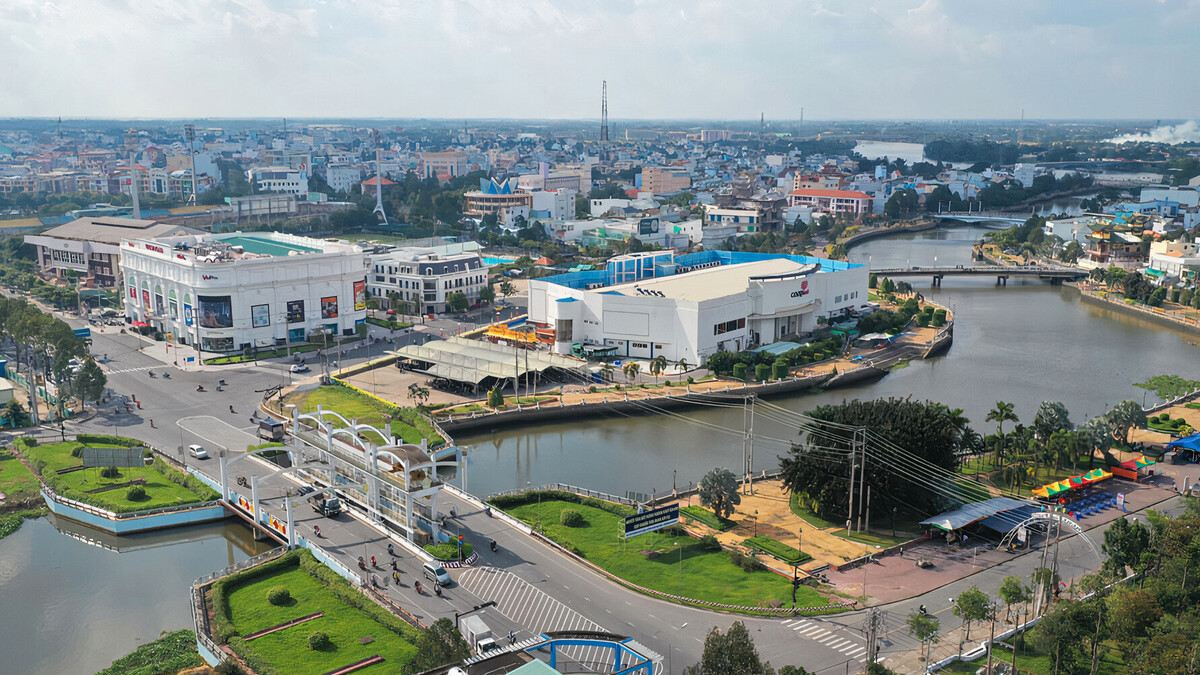 Bảng biển số 62 của tỉnh Long An, thể hiện mã số định danh cho phương tiện.