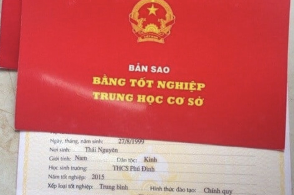 Bằng tốt nghiệp cấp 2 có dấu mộc đỏ, minh chứng hoàn thành chương trình trung học cơ sở