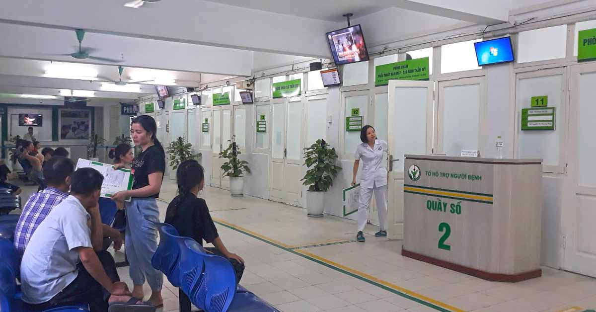 Bệnh nhân chờ khám tại Bệnh viện Việt Đức