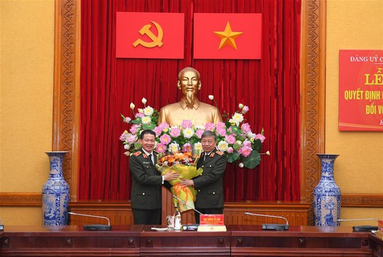 Bộ trưởng Tô Lâm chúc mừng Thiếu tướng Vũ Hồng Văn tại buổi lễ, làm rõ Thiếu tướng Vũ Hồng Văn quê ở đâu