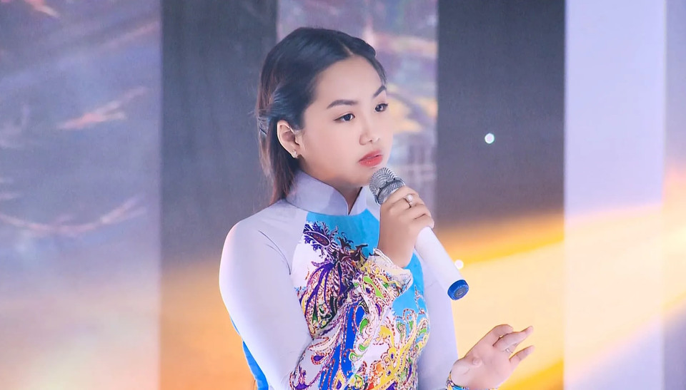 Ca sĩ Khánh An trẻ trung trên sân khấu