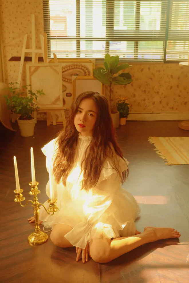 Ca sĩ Phương Ly trẻ trung trên sân khấu, khẳng định phong cách từ quê hương Hà Nội