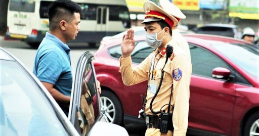 Cán bộ kiểm tra giấy phép lái xe ô tô, hướng dẫn thủ tục đổi bằng lái xe ô tô đúng hạn