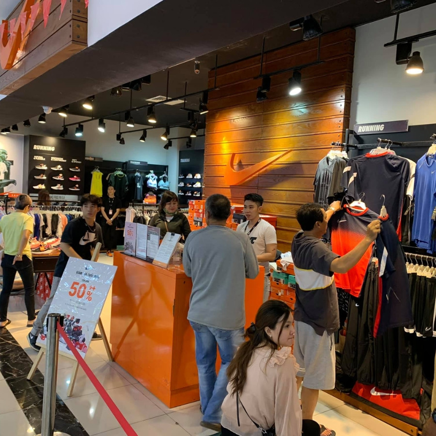 Cận cảnh mặt tiền một cửa hàng Nike chính hãng tại Việt Nam