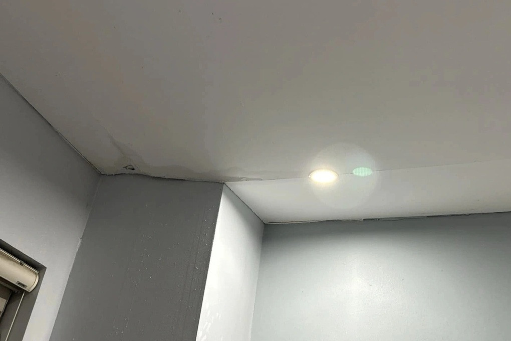 Cảnh báo nguy hiểm khi trần thạch cao chung cư có dấu hiệu hư hỏng do thời tiết
