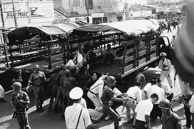 Cảnh tượng chùa chiền bị phong tỏa và sự đàn áp Phật giáo trong biến cố 1963.