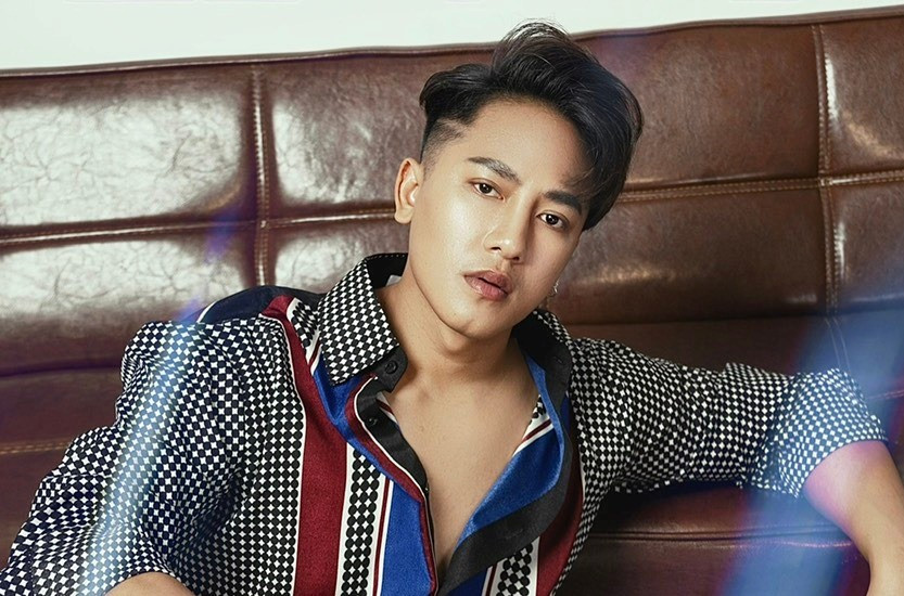 Chân dung ca sĩ Châu Khải Phong với nụ cười thân thiện và phong thái tự tin