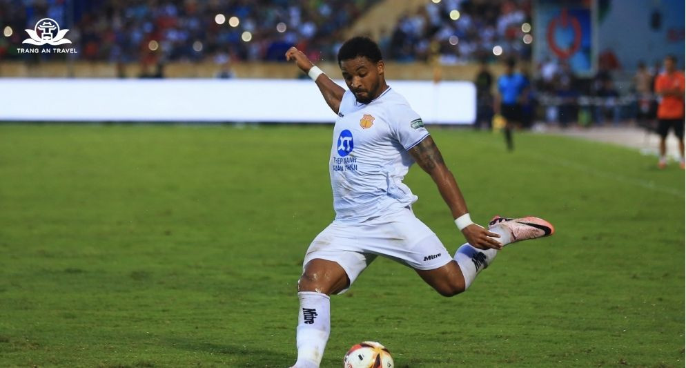 Chân dung cầu thủ Nguyễn Xuân Son trong màu áo Thép Xanh Nam Định