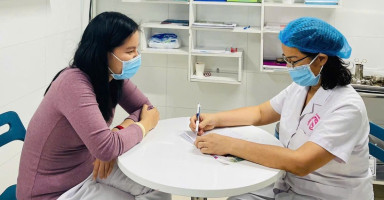 Chị em thăm khám và tư vấn với bác sĩ tại Phòng khám