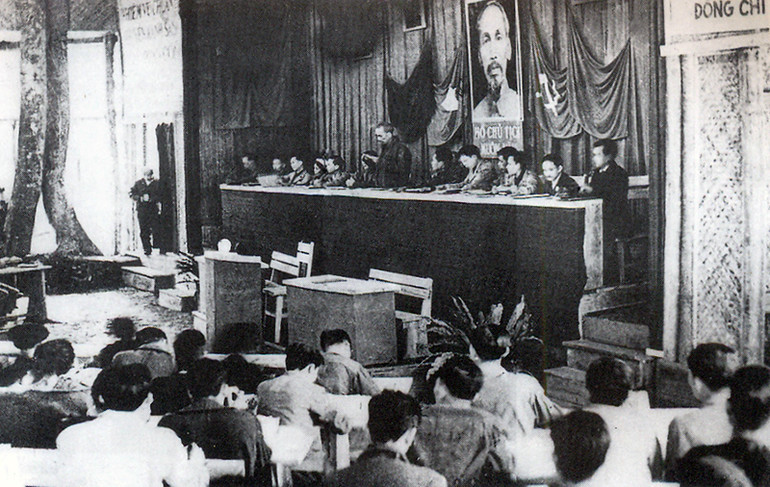 Chủ tịch Hồ Chí Minh trình bày báo cáo chính trị tại địa điểm Đại hội đại biểu toàn quốc lần II của Đảng