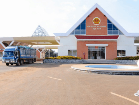 Cổng chào và khu vực kiểm soát của cửa khẩu Xa Mát, nơi diễn ra hoạt động xuất nhập cảnh và thương mại.