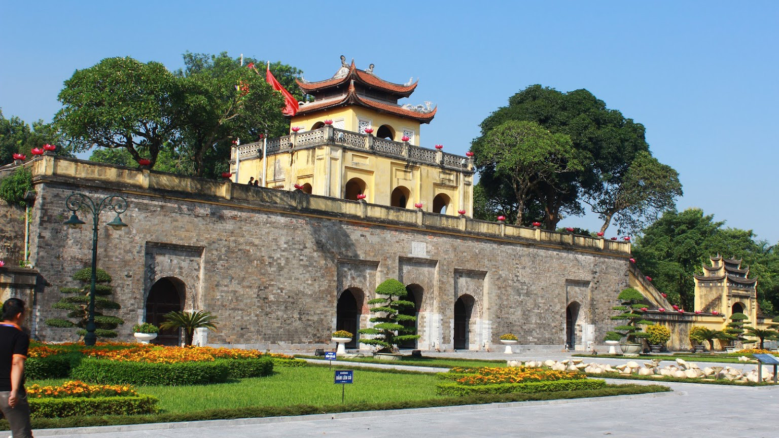 Cổng chính Hoàng Thành Thăng Long tại 19C phố Hoàng Diệu