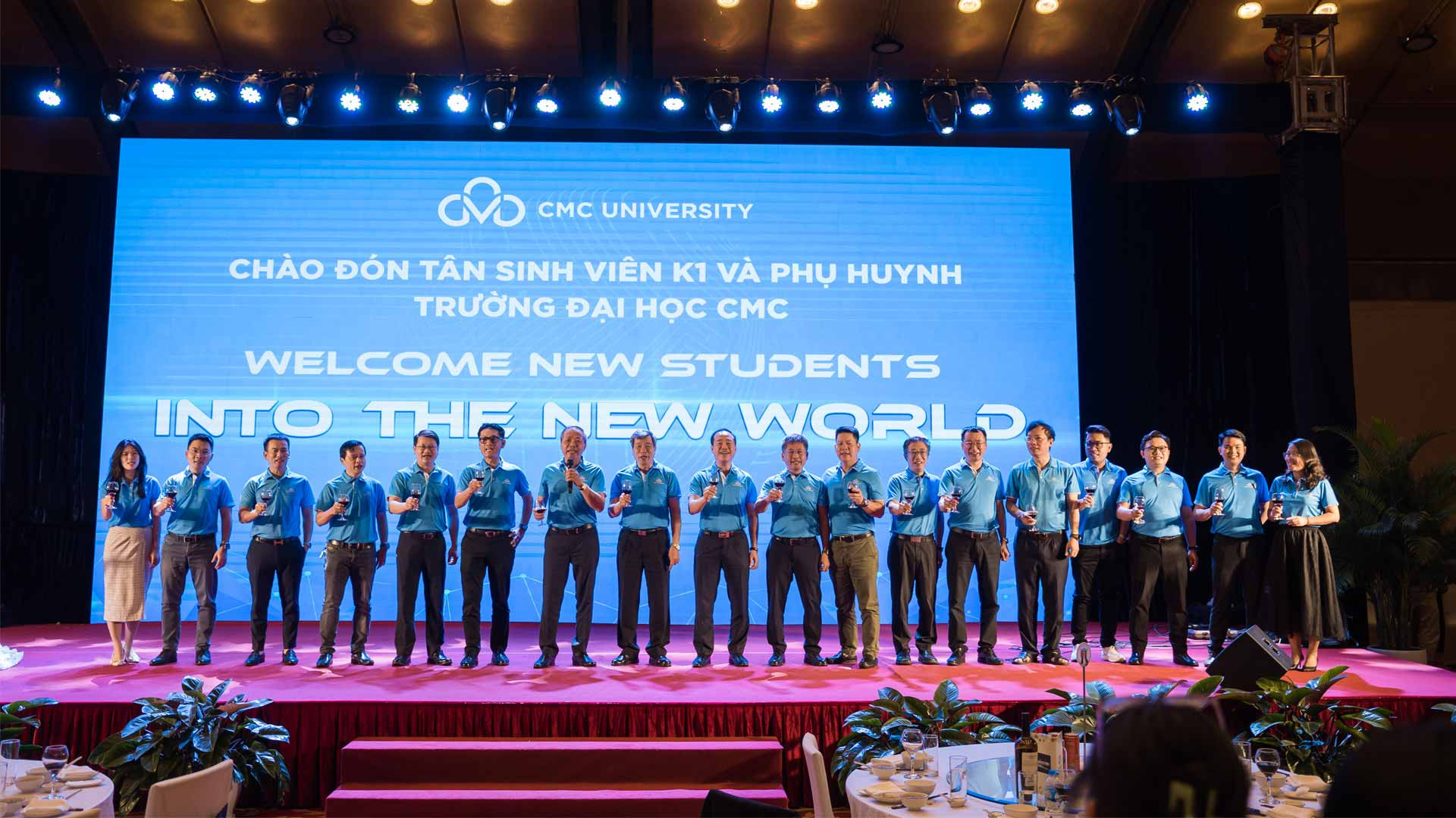 Cổng chính trường Đại học CMC với logo và tên trường rõ nét