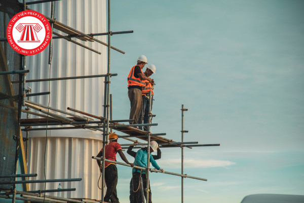 Công nhân xây dựng đang thi công, minh họa cho hoạt động cần xin giấy phép xây dựng