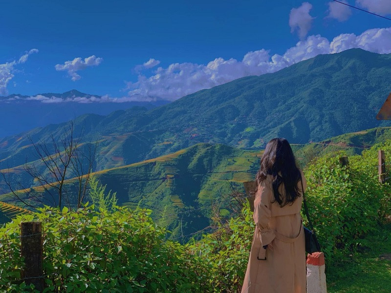 Cung đường uốn lượn tại Tà Xùa với biển mây bồng bềnh nhìn từ trên cao, khung cảnh hùng vĩ của Tây Bắc, quãng đường di chuyển Hà Nội Tà Xùa bao nhiêu km