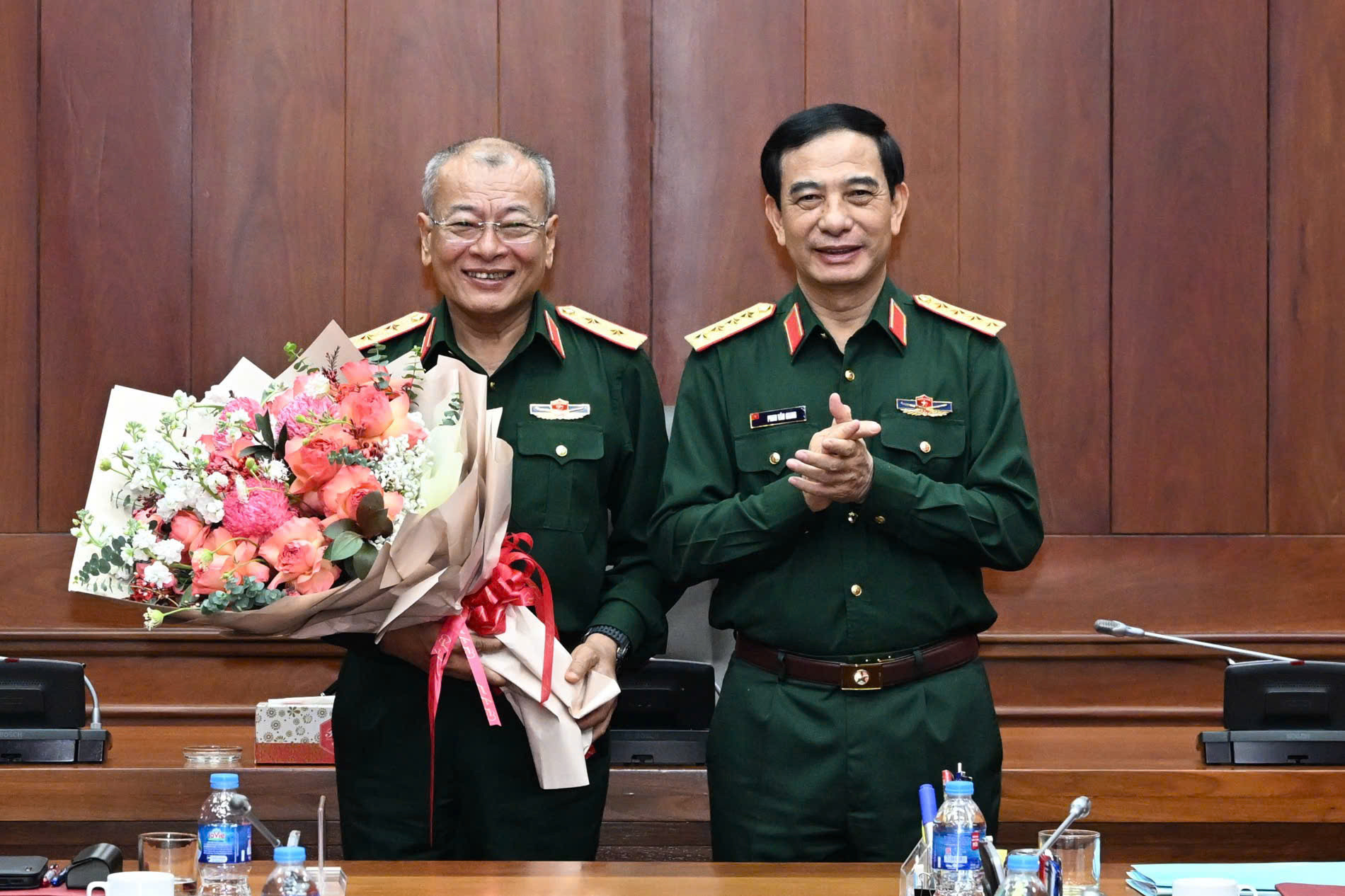 Đại tướng Phan Văn Giang tặng hoa chúc mừng Trung tướng Phạm Ngọc Hùng, ghi nhận cống hiến tại Tổng cục Tình báo Quốc phòng