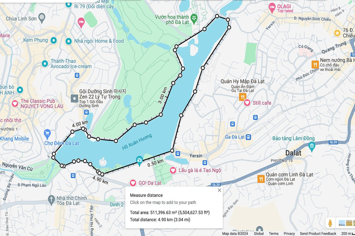Đôi chân dạo bước trên con đường ven Hồ Xuân Hương, minh họa khoảng cách vòng hồ xuân hương bao nhiêu km phù hợp cho hoạt động thể chất.