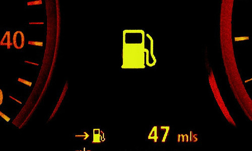 Đồng hồ báo xăng ô tô khi đèn cảnh báo sắp hết nhiên liệu bật sáng