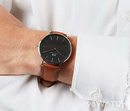 Đồng hồ Daniel Wellington Classic Black Durham trên cổ tay người dùng